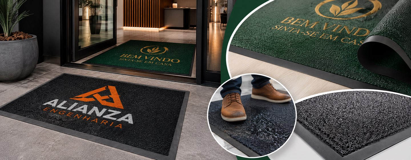 Tapetes de vinil emborrachado personalizados: capacho verde com logotipo e a frase Bem Vindo na entrada de um ambiente comercial, tapete preto com logomarca em laranja no piso, e detalhes da trama do vinil