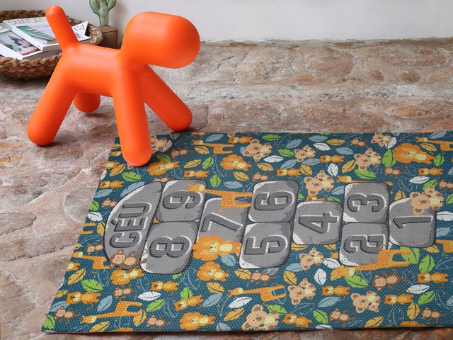 Tapete infantil com estampa de amarelinha numerada até o céu, sobre fundo floral azul