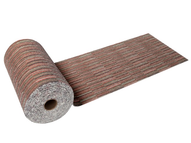 Rolo de passadeira vinílica com listras finas em tons de vermelho e bege, parcialmente desenrolado