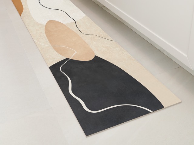 Passadeira Super Splash com estampa abstrata em bege, preto e terracota, no piso de uma cozinha clara