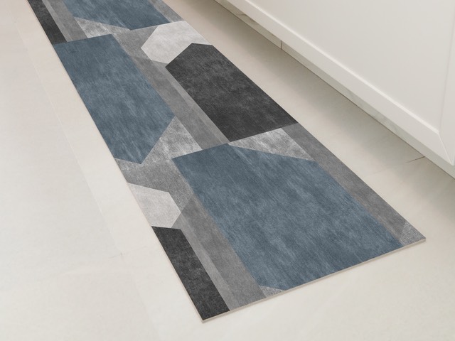 Passadeira Super Splash com estampa geométrica em tons de azul e cinza, no piso de uma cozinha clara