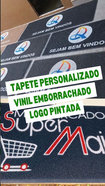 Tapetes de vinil emborrachado com logotipos pintados: capachos escuros com a arte Sejam Bem Vindos e um tapete do Supermercado Super Mais